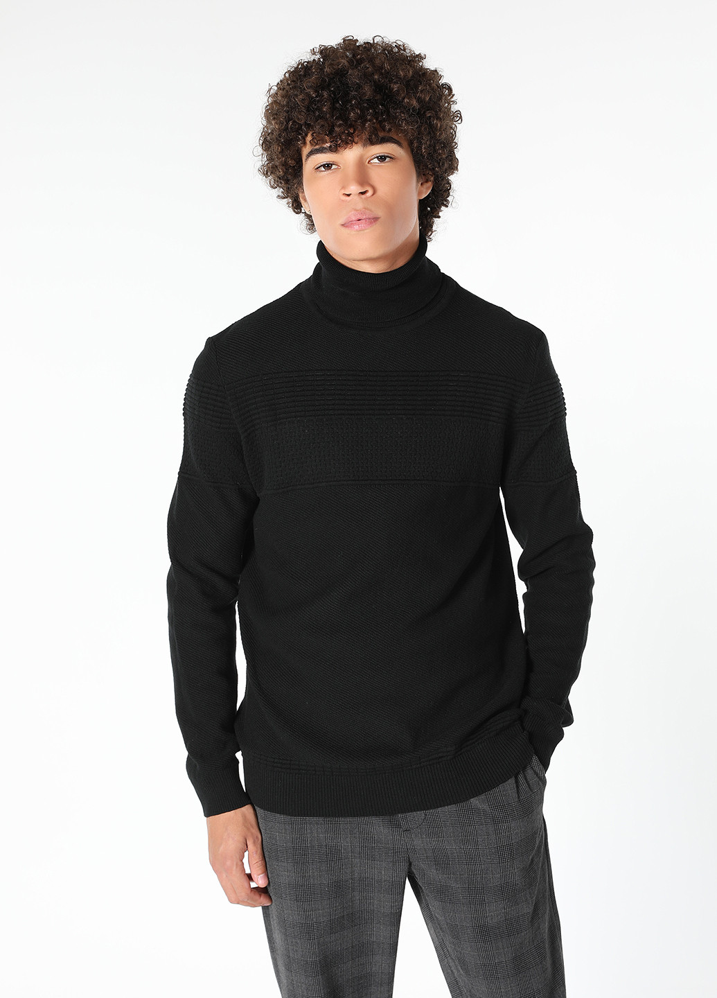 Черный зимний свитер Colin's