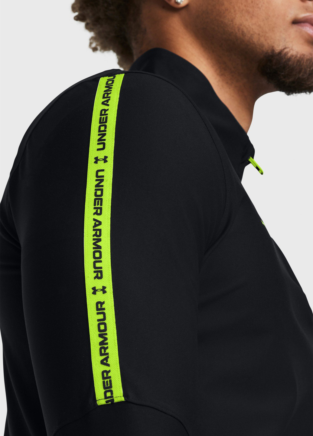 Черный демисезонный спортивный лонгслив Under Armour с логотипом