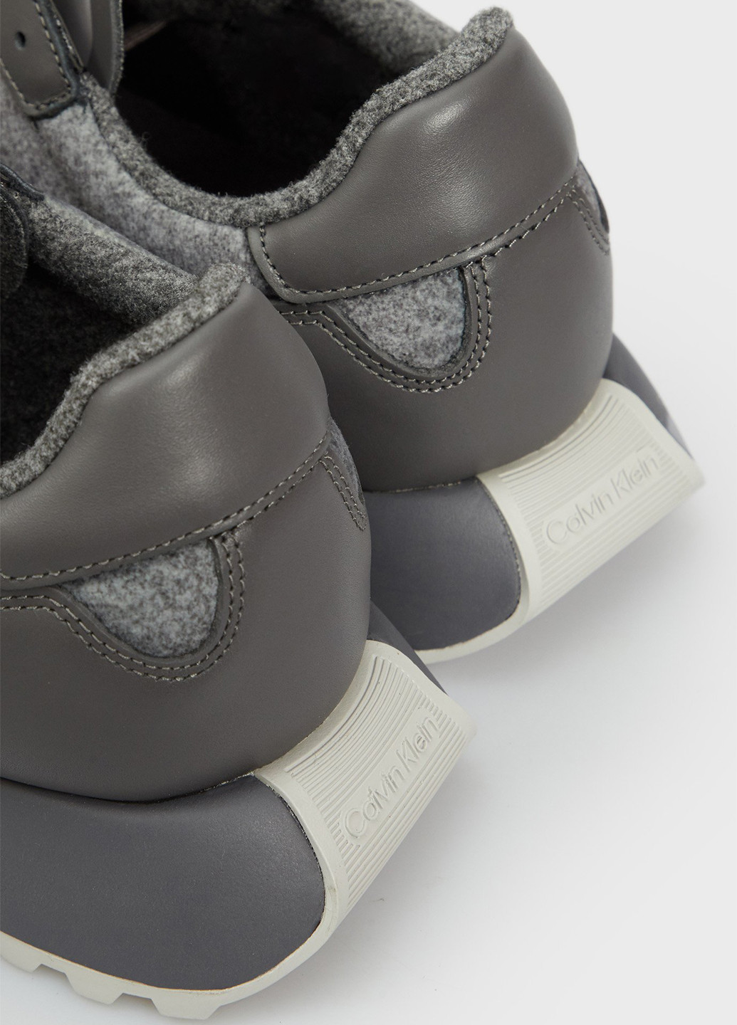 Серые демисезонные кроссовки Calvin Klein
