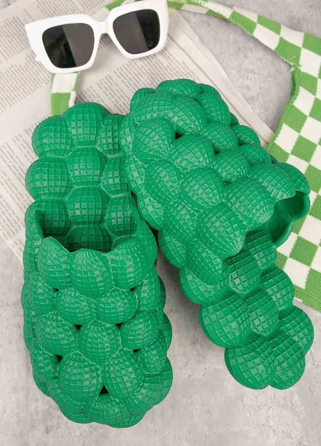 Зеленые шлепанцы SHEIN с тиснением