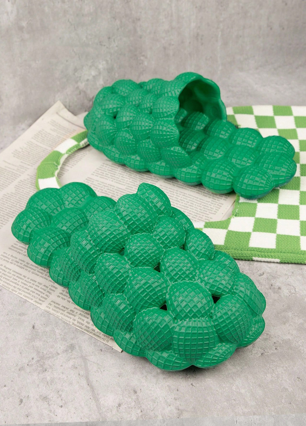 Зеленые шлепанцы SHEIN с тиснением