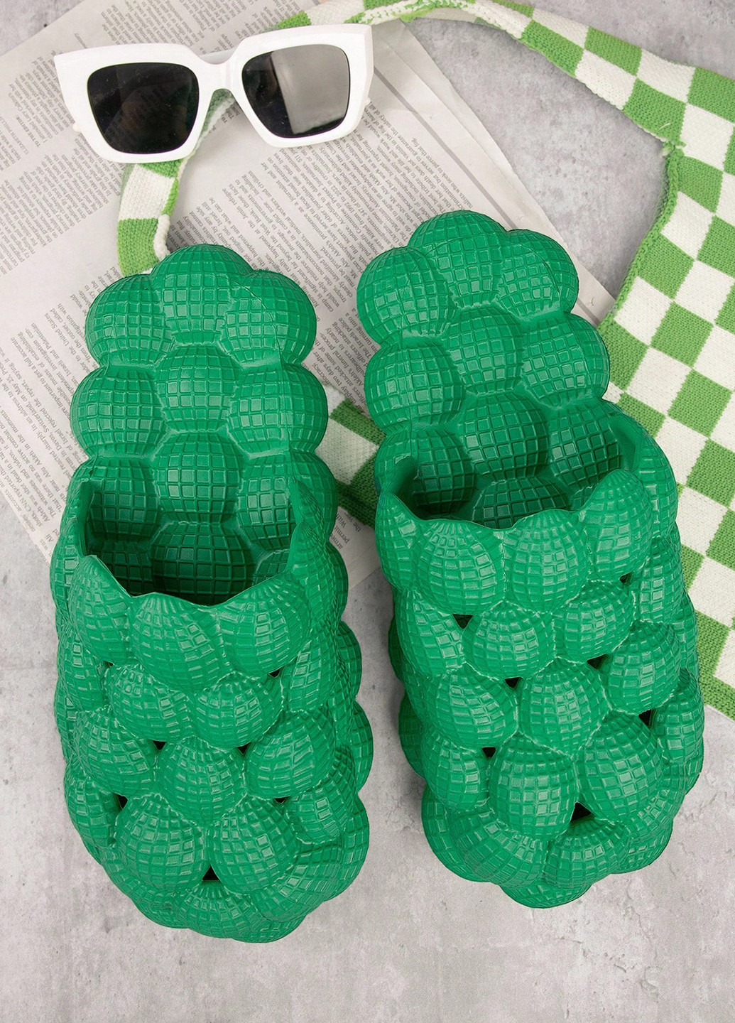 Зеленые шлепанцы SHEIN с тиснением
