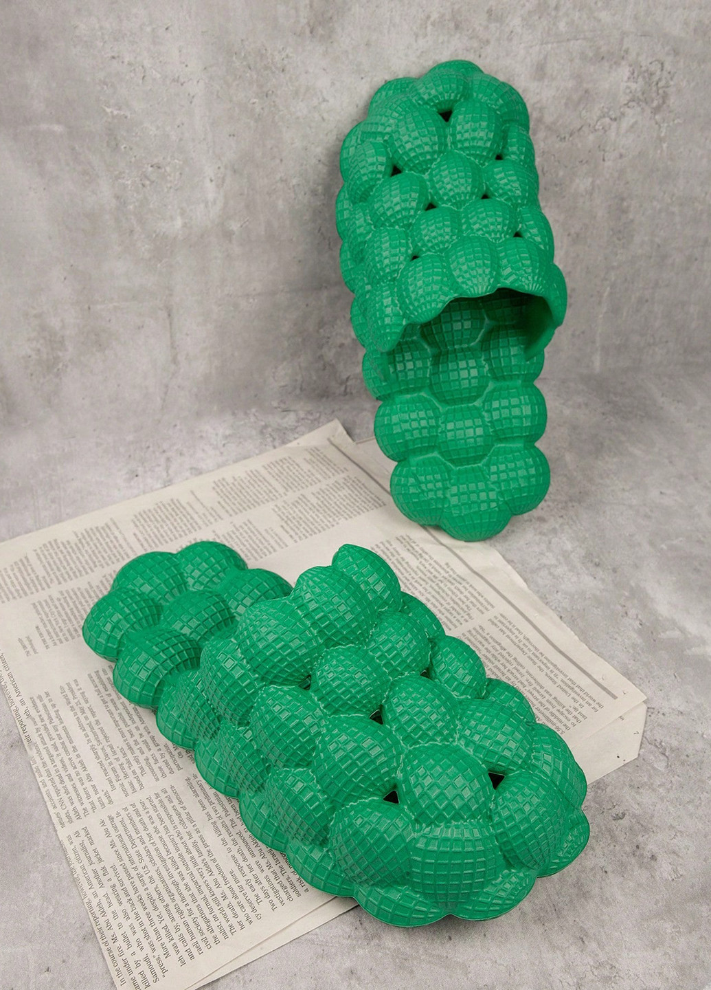 Зеленые шлепанцы SHEIN с тиснением