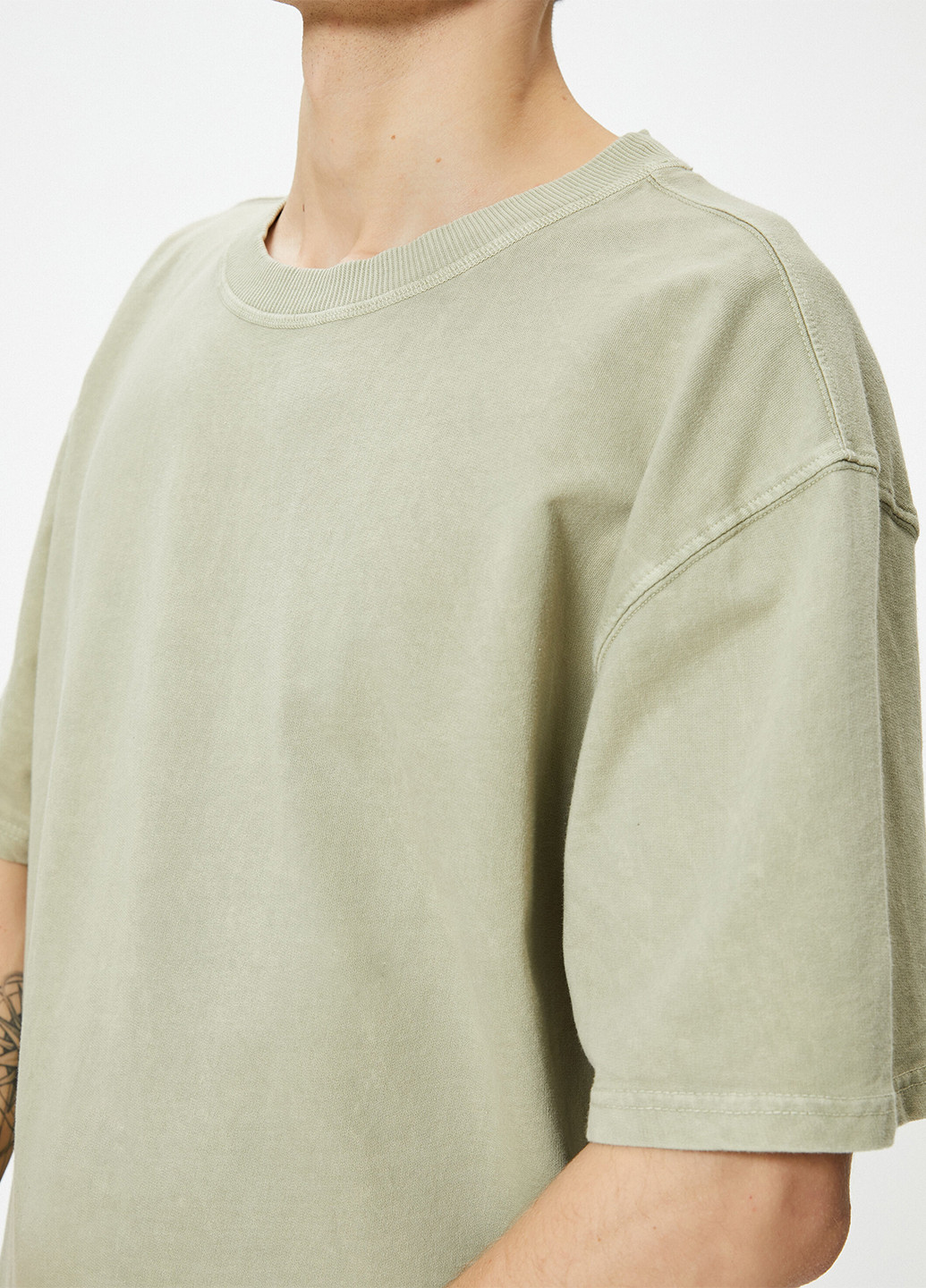 Серо-зеленая футболка KOTON