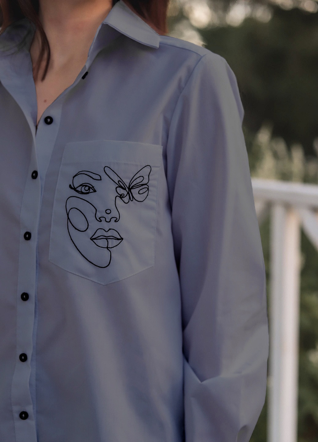 Серая демисезонная классическая рубашка с вышивкой на кармане INNOE Блуза
