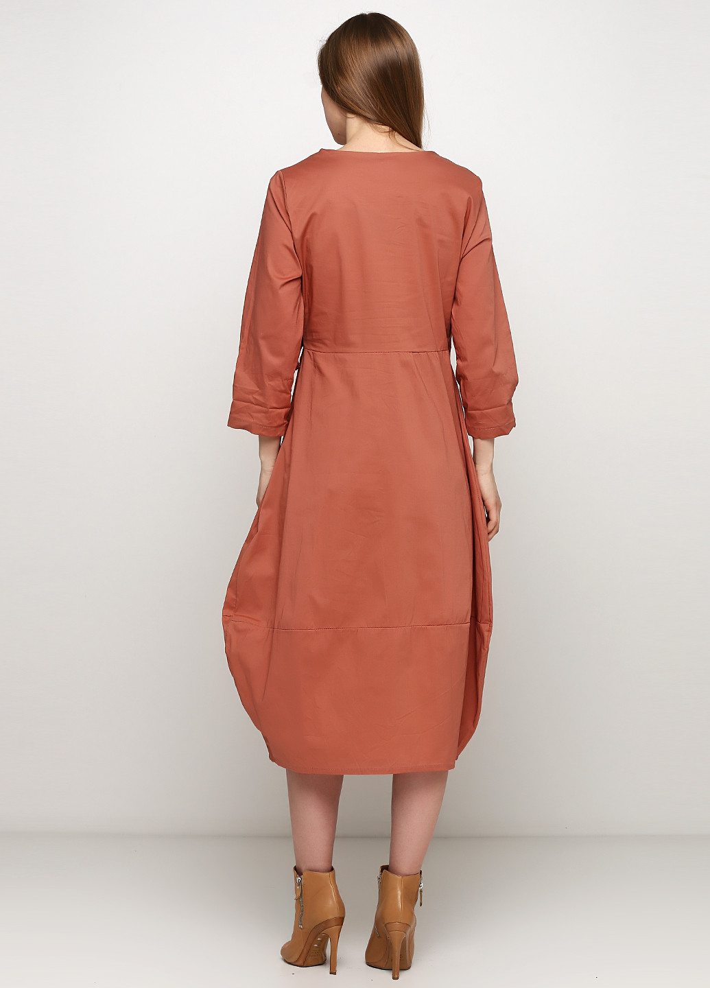 Темно-бежевое кэжуал платье на запах Insta Firenze однотонное