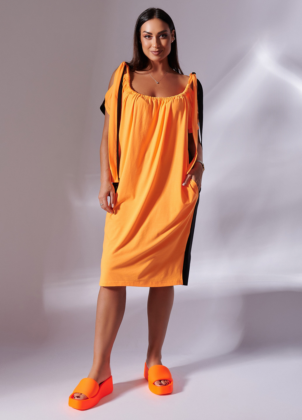 Оранжевое кэжуал платье с открытыми плечами LibeAmore однотонное