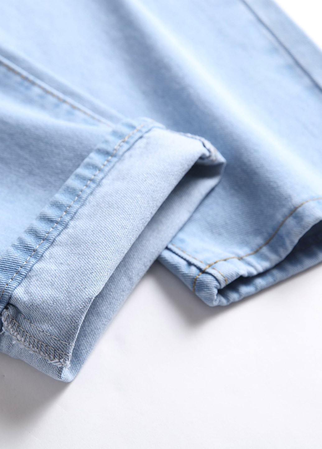 Светло-голубые демисезонные зауженные джинсы SHEIN