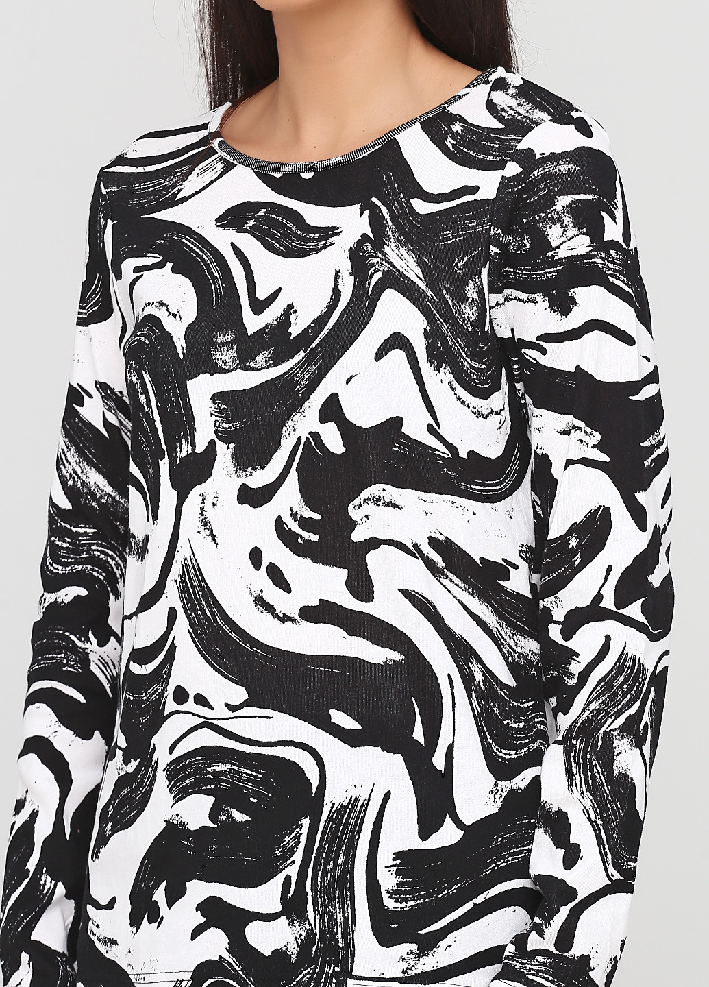Черно-белый демисезонный кэжуал лонгслив Avon с абстрактным узором