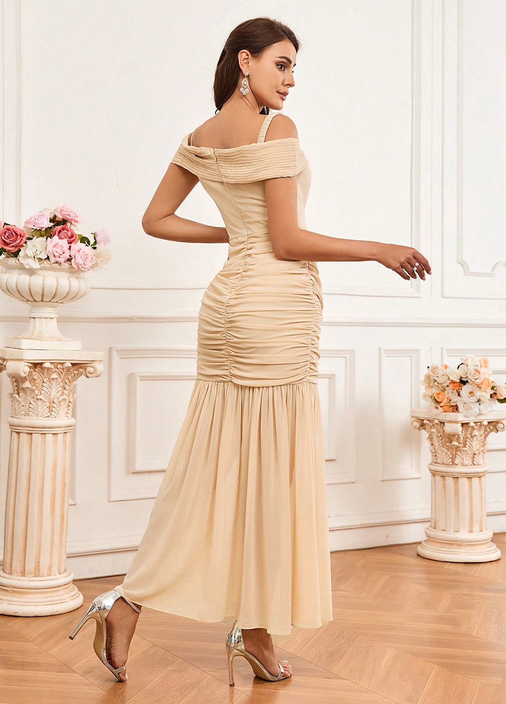 Світло-бежева вечірня сукня з відкритими плечима, годе SHEIN однотонна