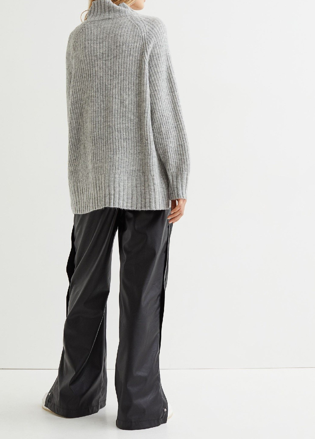 Светло-серый демисезонный свитер H&M