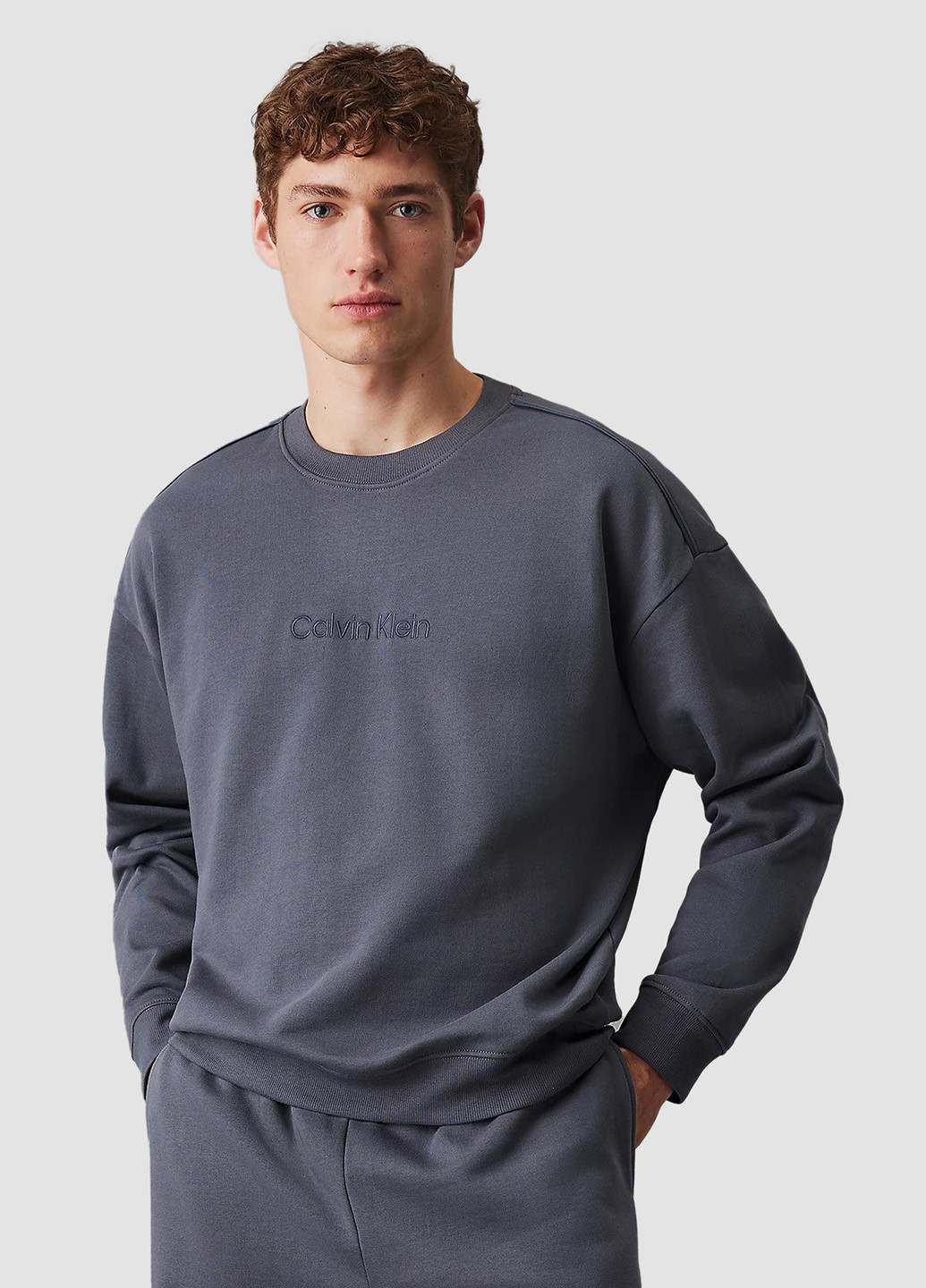Серый свитшот Calvin Klein однотонный вышивка (366292643)
