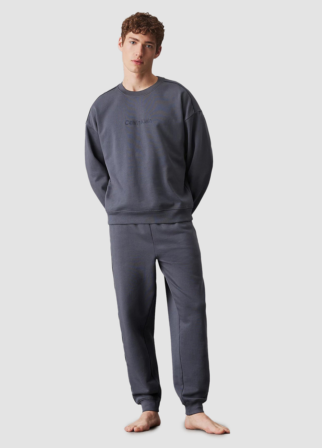 Серый свитшот Calvin Klein однотонный вышивка (366292643)