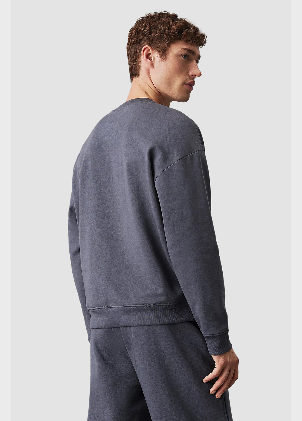 Серый свитшот Calvin Klein однотонный вышивка (366292643)