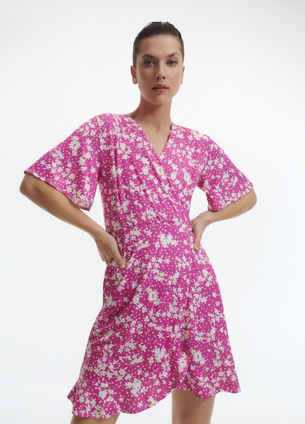 Розовое кэжуал платье на запах Reserved с цветочным принтом