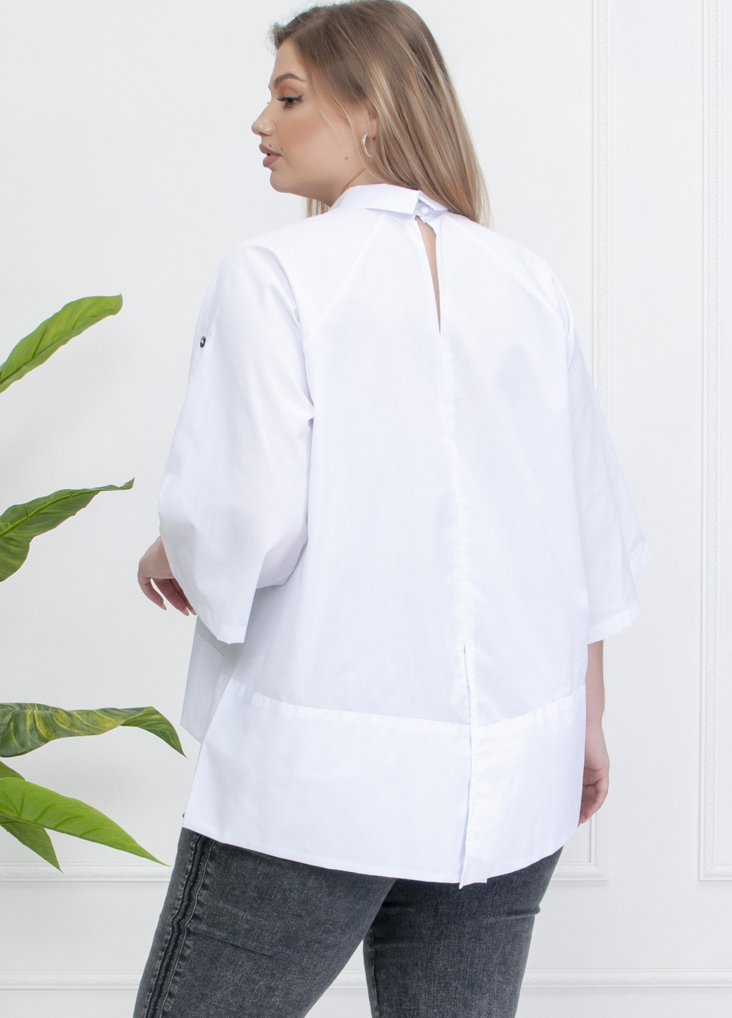 Белая демисезонная блузка необычного кроя, с яркой вышивкой спереди: "иероглифы ананас" INNOE Блуза