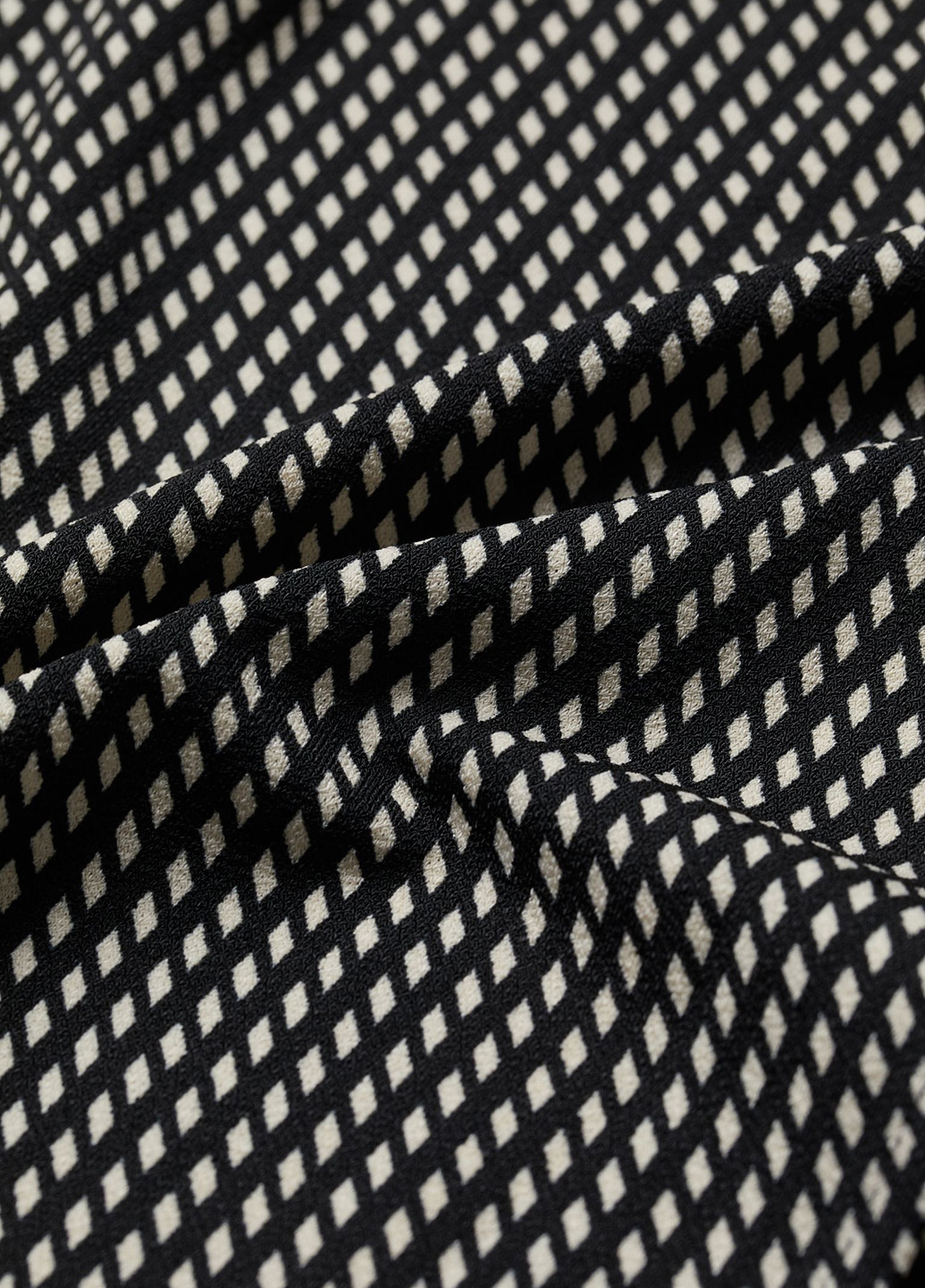 Черно-белое кэжуал платье на запах H&M с геометрическим узором