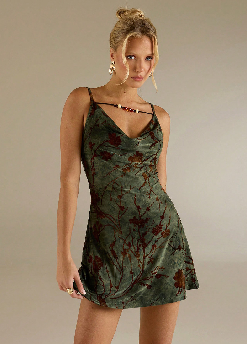 Темно-зелена кежуал сукня з відкритою спиною SHEIN з малюнком