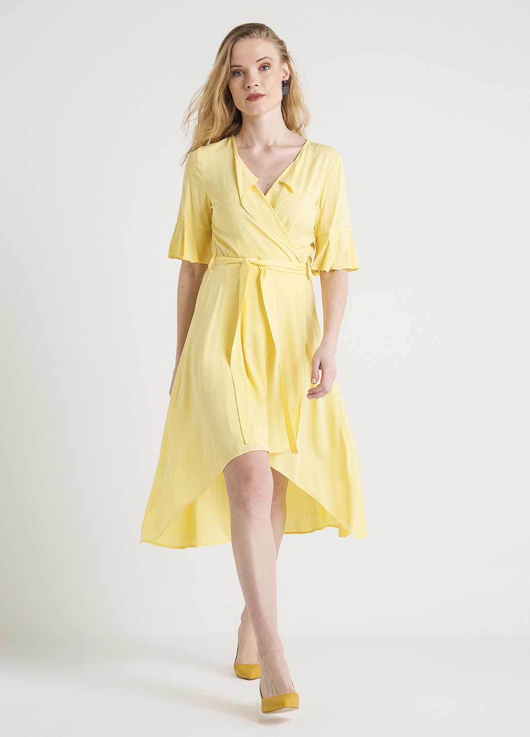 Желтое кэжуал платье на запах BGN однотонное