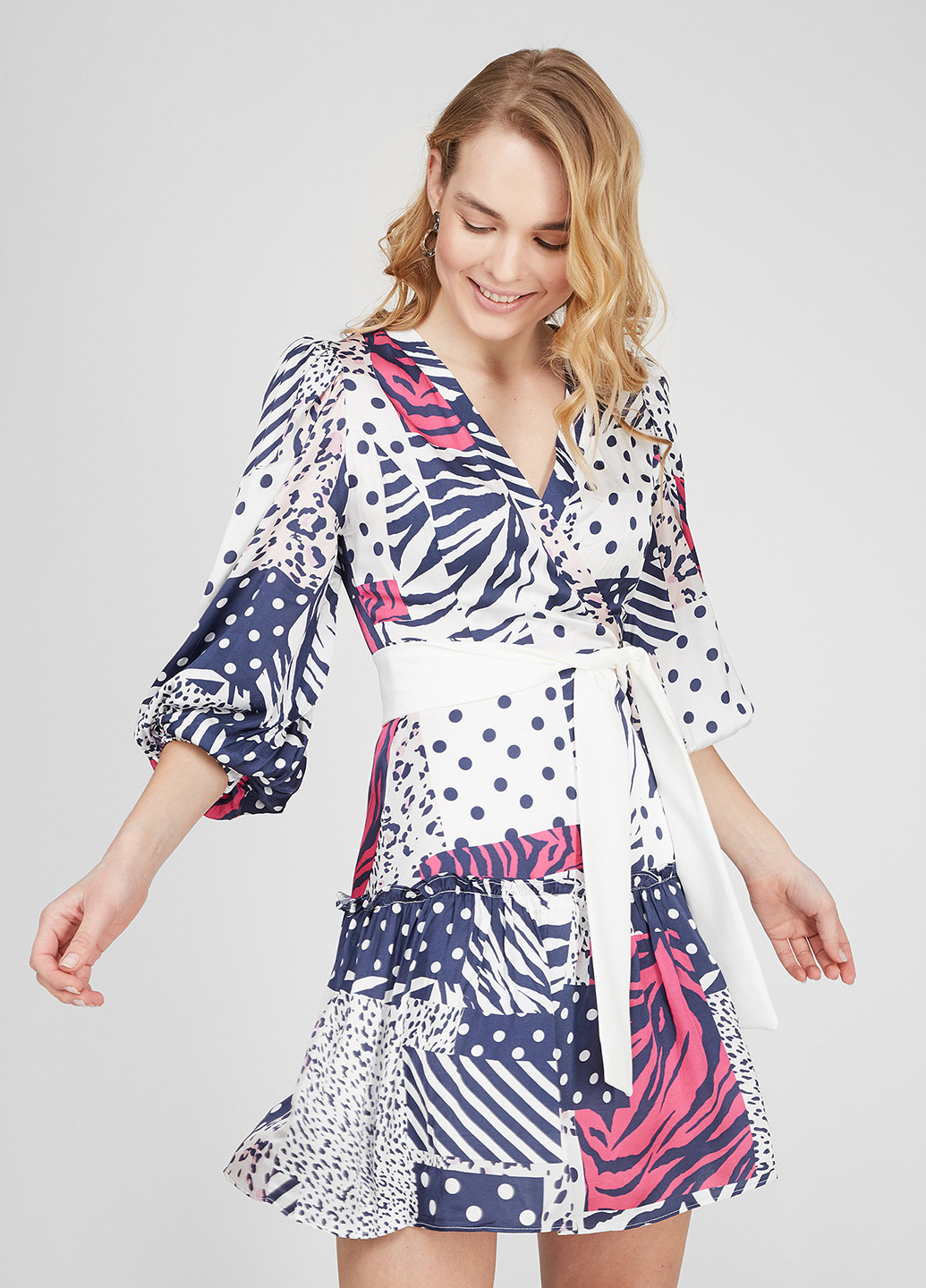 Фиолетовое кэжуал платье клеш, на запах Babylon с абстрактным узором