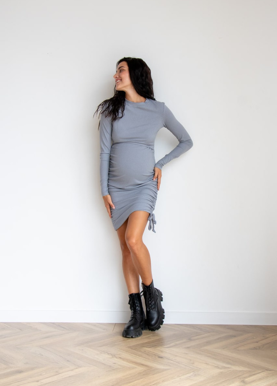 Серо-голубое светло серое платье для беременных и кормящих трикотажное в рубчик с секретом кормления To Be