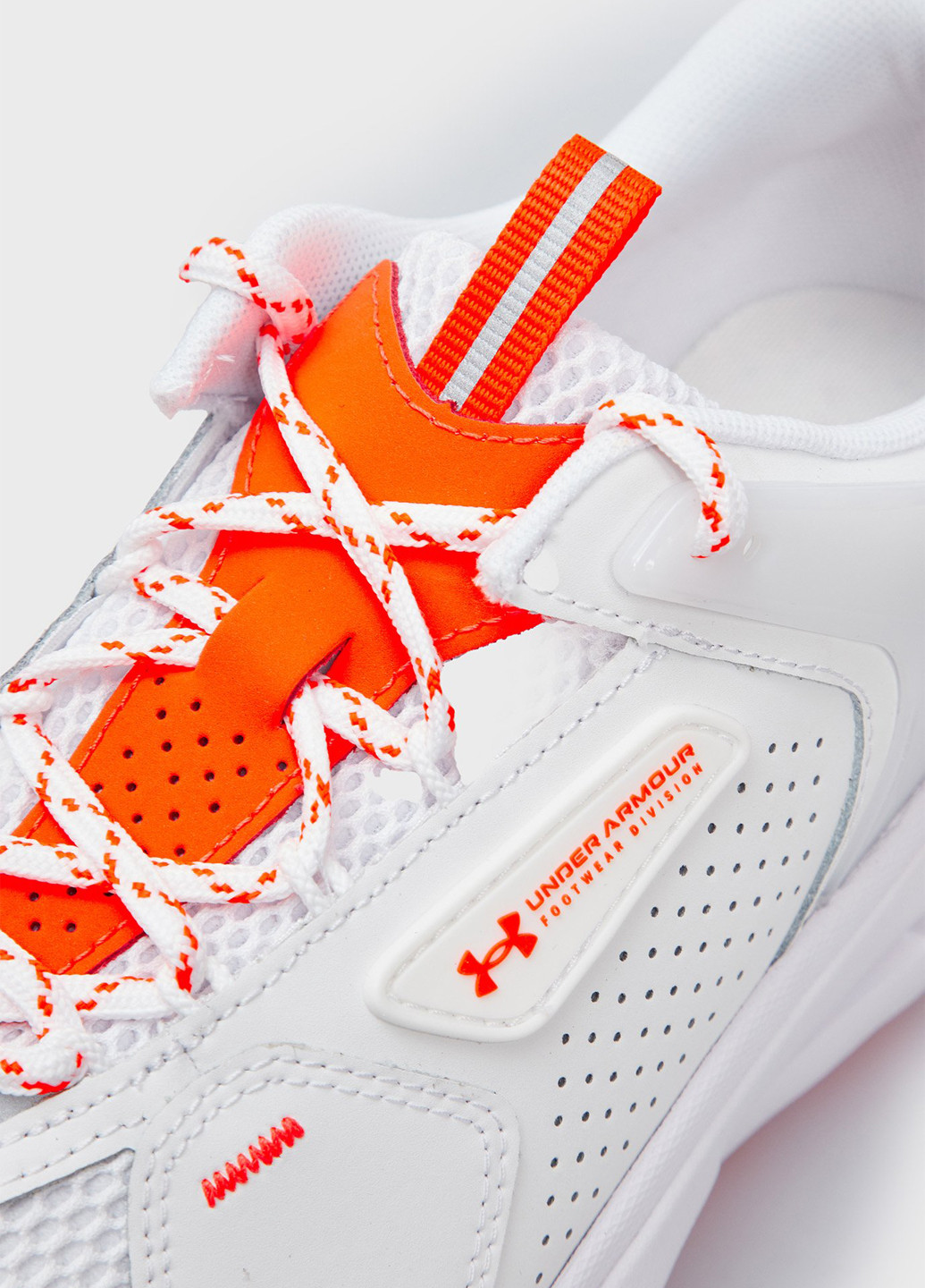 Белые демисезонные кроссовки Under Armour