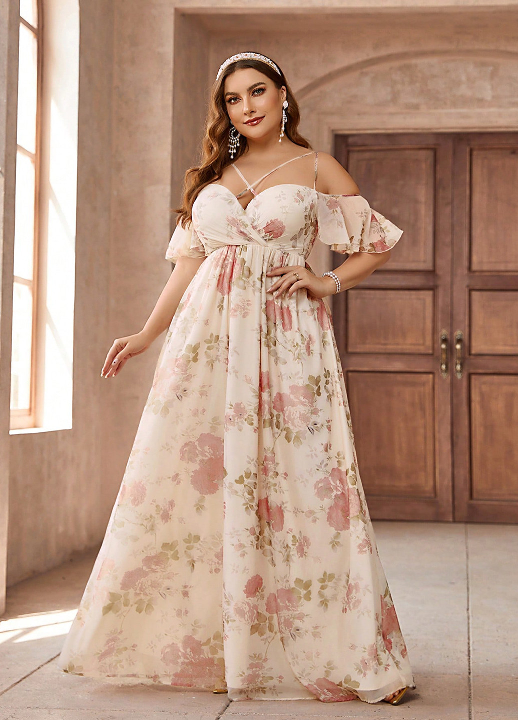 Светло-бежевое праздничный платье в стиле ампир, с открытыми плечами SHEIN с цветочным принтом