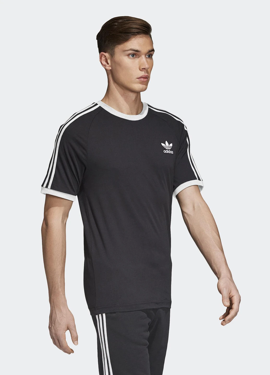 Чорна футболка з коротким рукавом adidas