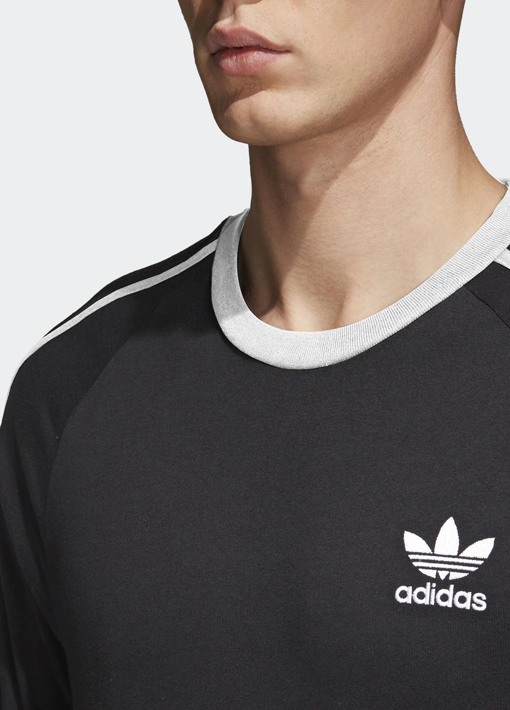 Чорна футболка з коротким рукавом adidas