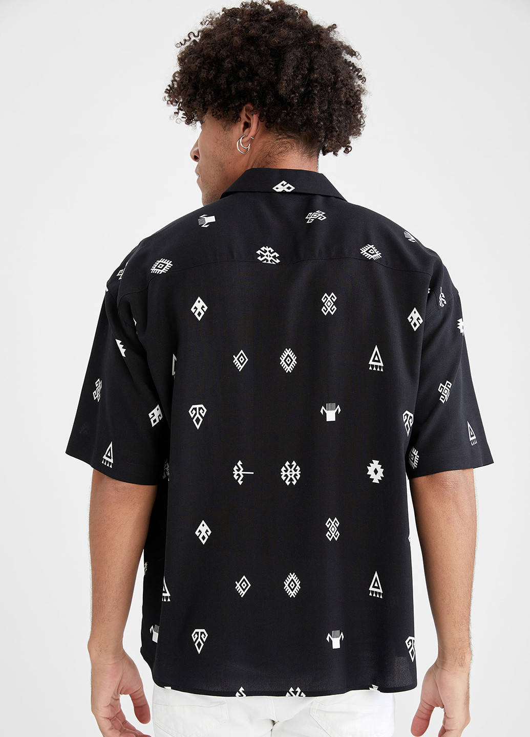 Черная кэжуал рубашка с орнаментом DeFacto
