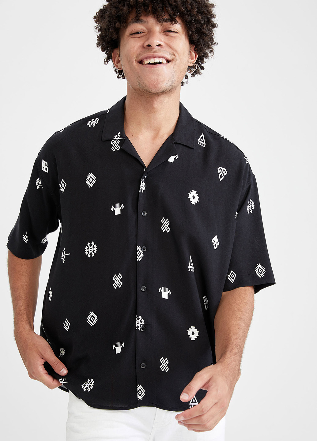 Черная кэжуал рубашка с орнаментом DeFacto