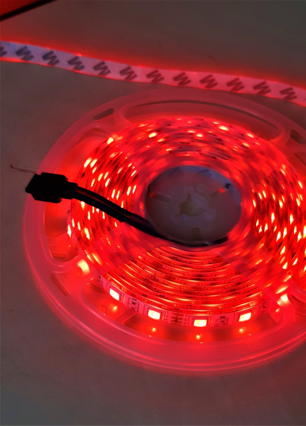 Світлодіодна Стрічка c Пультом та Блоком Живлення Вологозахищена LED RGB 5050 12v 5М 16 кольорів з клейкою основою Forus (253141339)