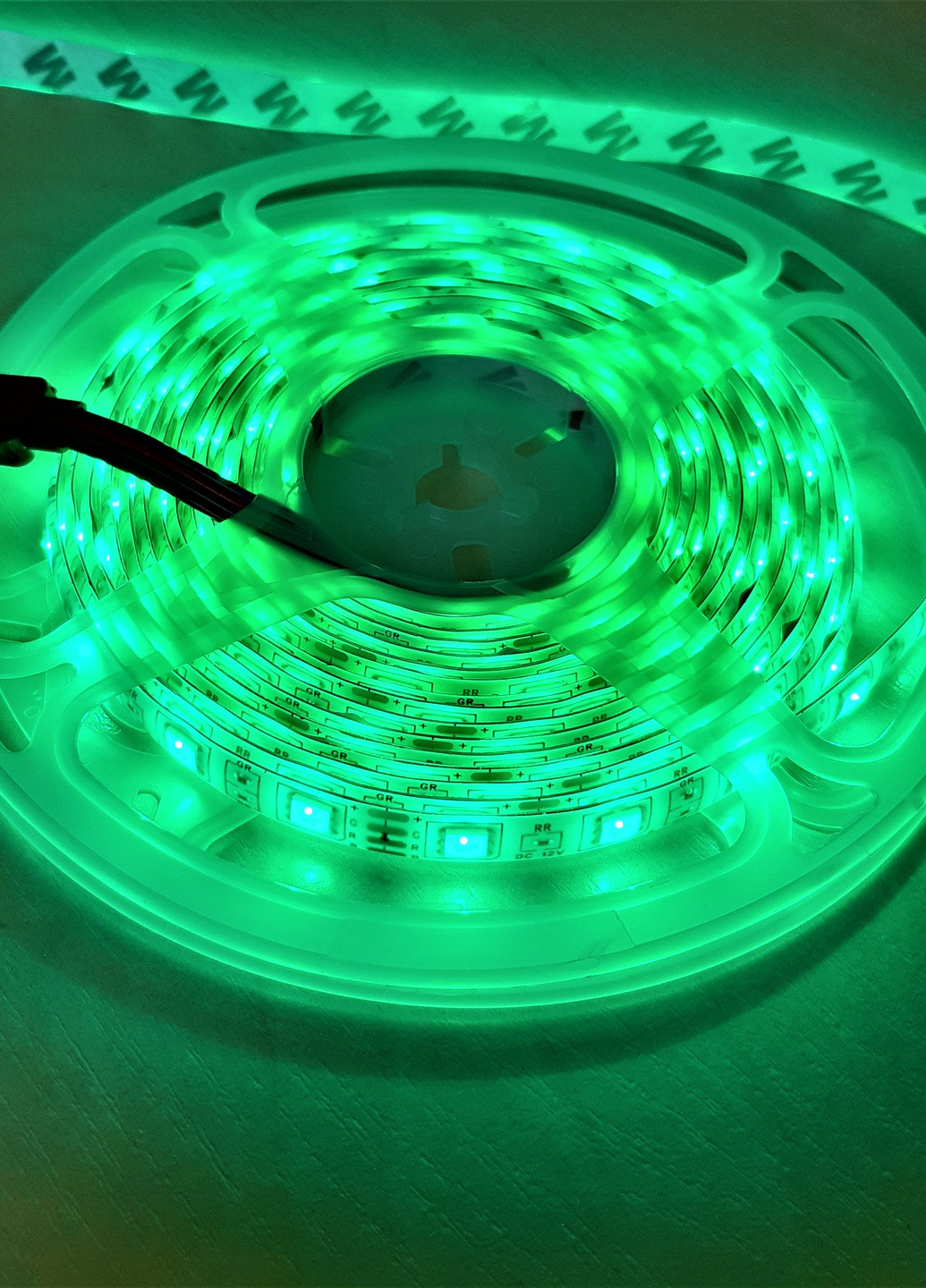 Cветодиодная Лента c Пультом и Блоком Питания Влагозащищенная LED RGB 5050 12v 5М 16 цветов с клейкой основой Forus бесцветная