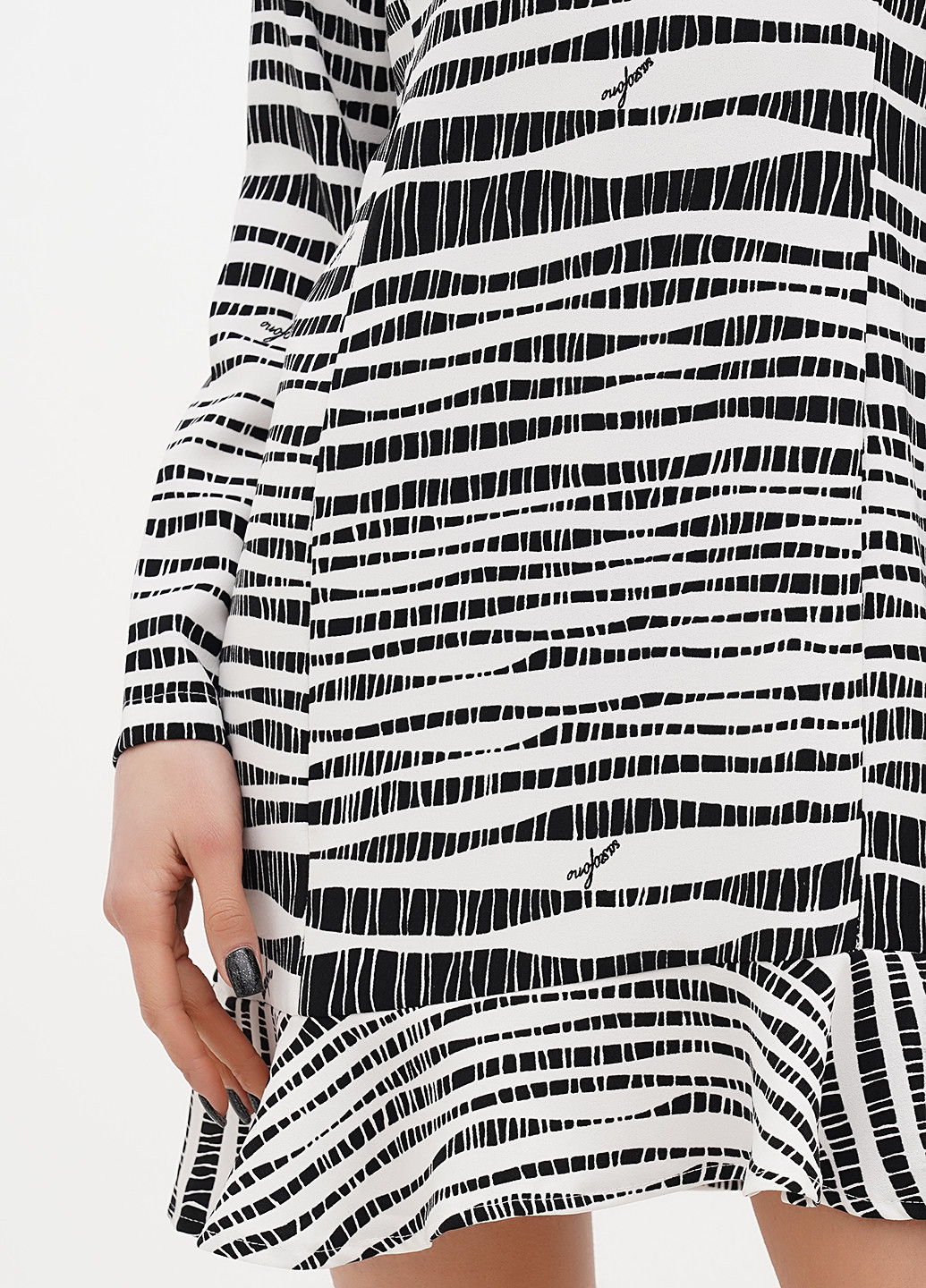 Черно-белое кэжуал платье колокол Sassofono с абстрактным узором