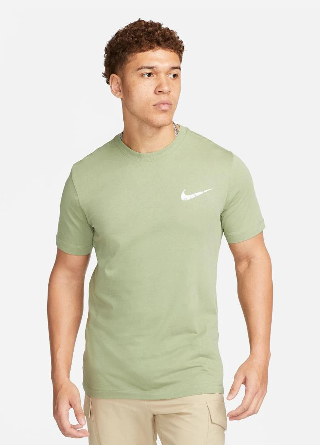 Оливкова футболка fd4200-386 Nike NSW Club+ Camo Swoosh T-shirt