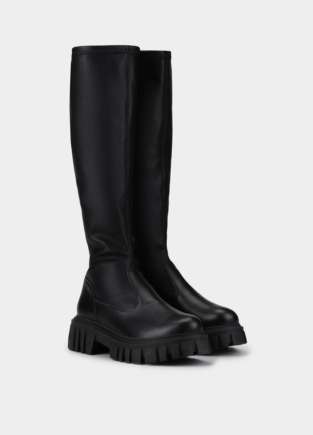 Черные осенние ботфорты Braska на тракторной подошве