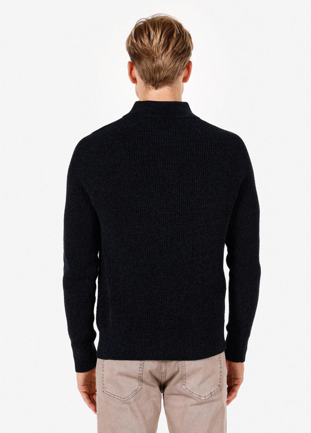 Чорний зимовий светр Colin's