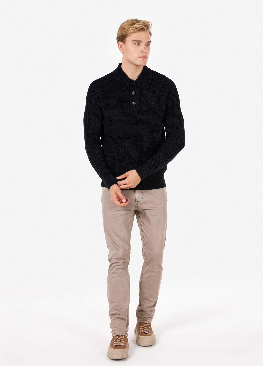 Чорний зимовий светр Colin's