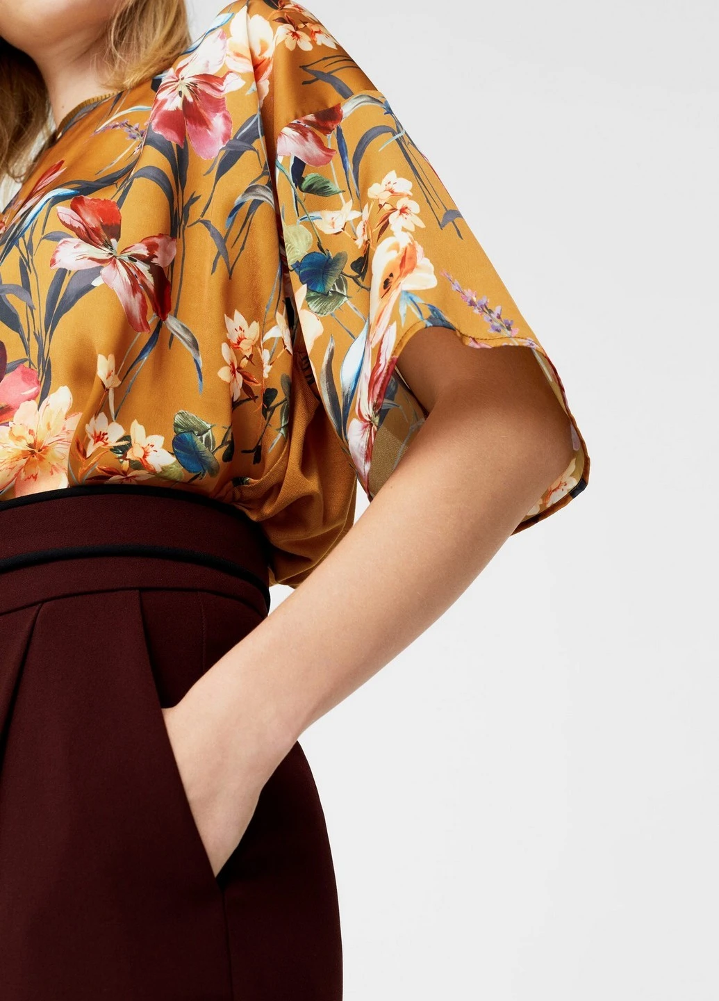 Коричневая блуза Mango
