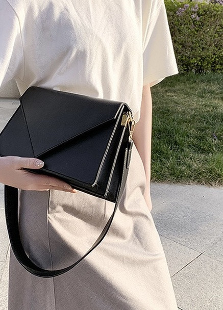 Женская классическая сумка через плечо кросс-боди на ремне черная NoName (251204276)