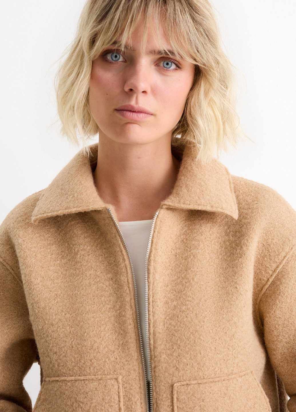 Бежева демісезонна куртка C&A