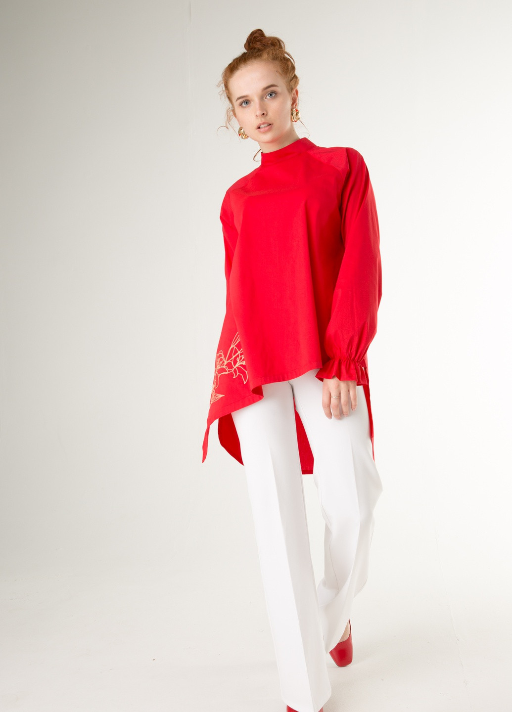 Красная демисезонная ассиметричная красная блуза с золотой вышивкой: "лилия" INNOE Ассиметричная блуза