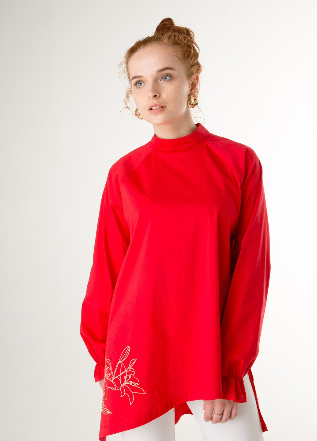 Красная демисезонная ассиметричная красная блуза с золотой вышивкой: "лилия" INNOE Ассиметричная блуза