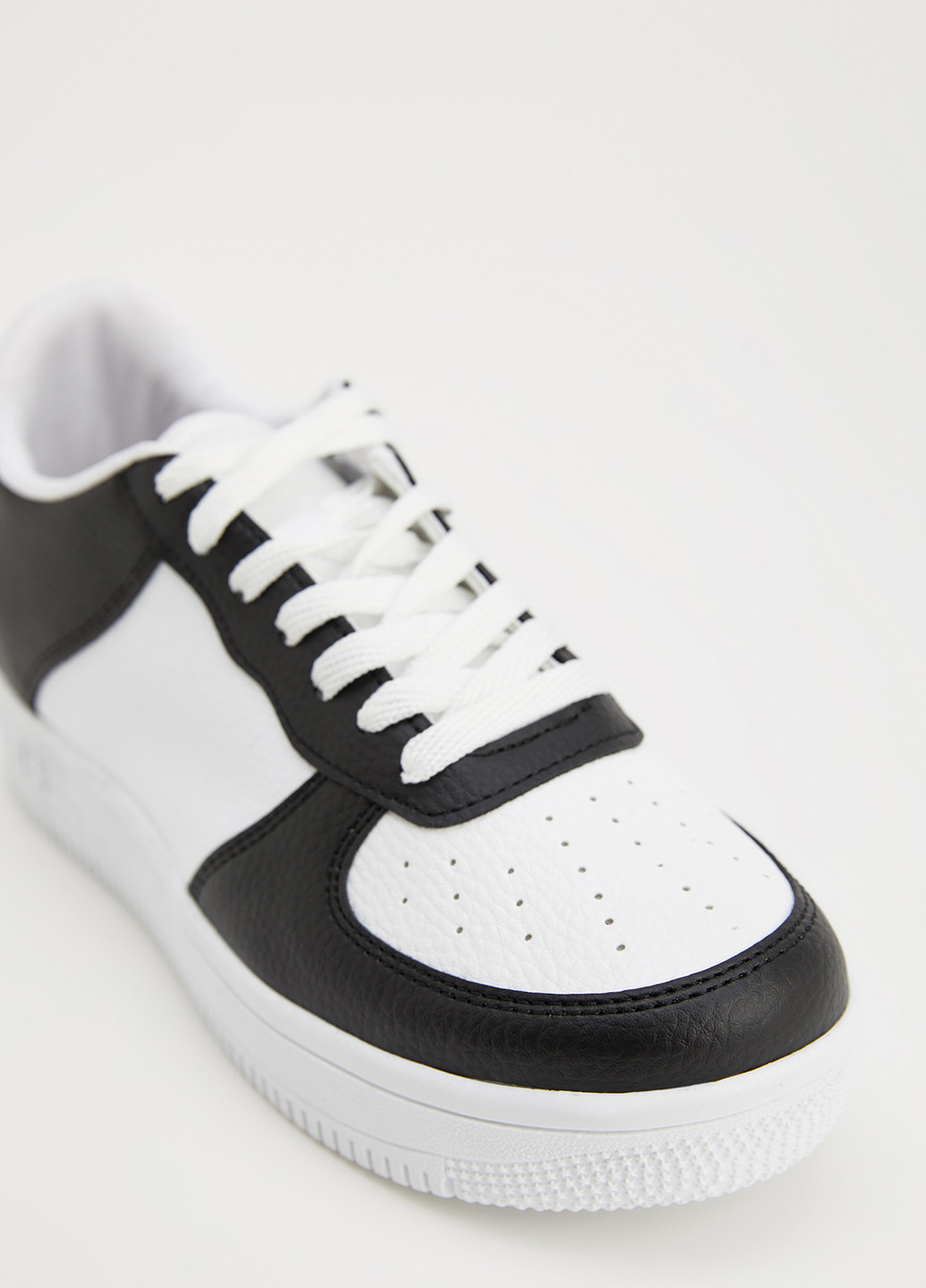 Черно-белые демисезонные ботинки DeFacto