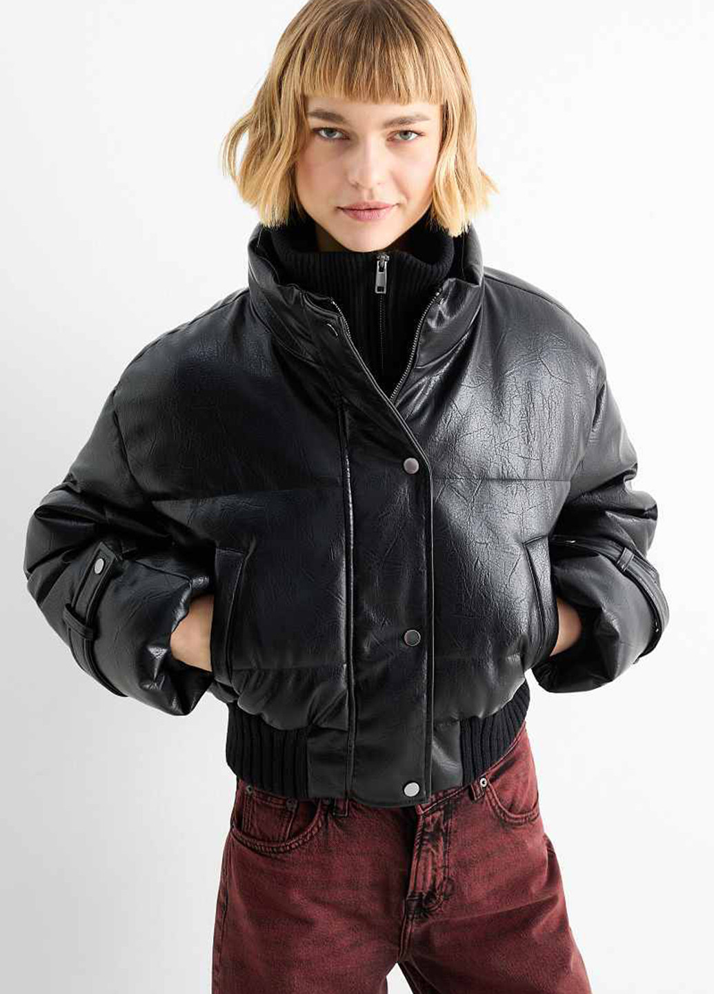 Чорна демісезонна куртка C&A