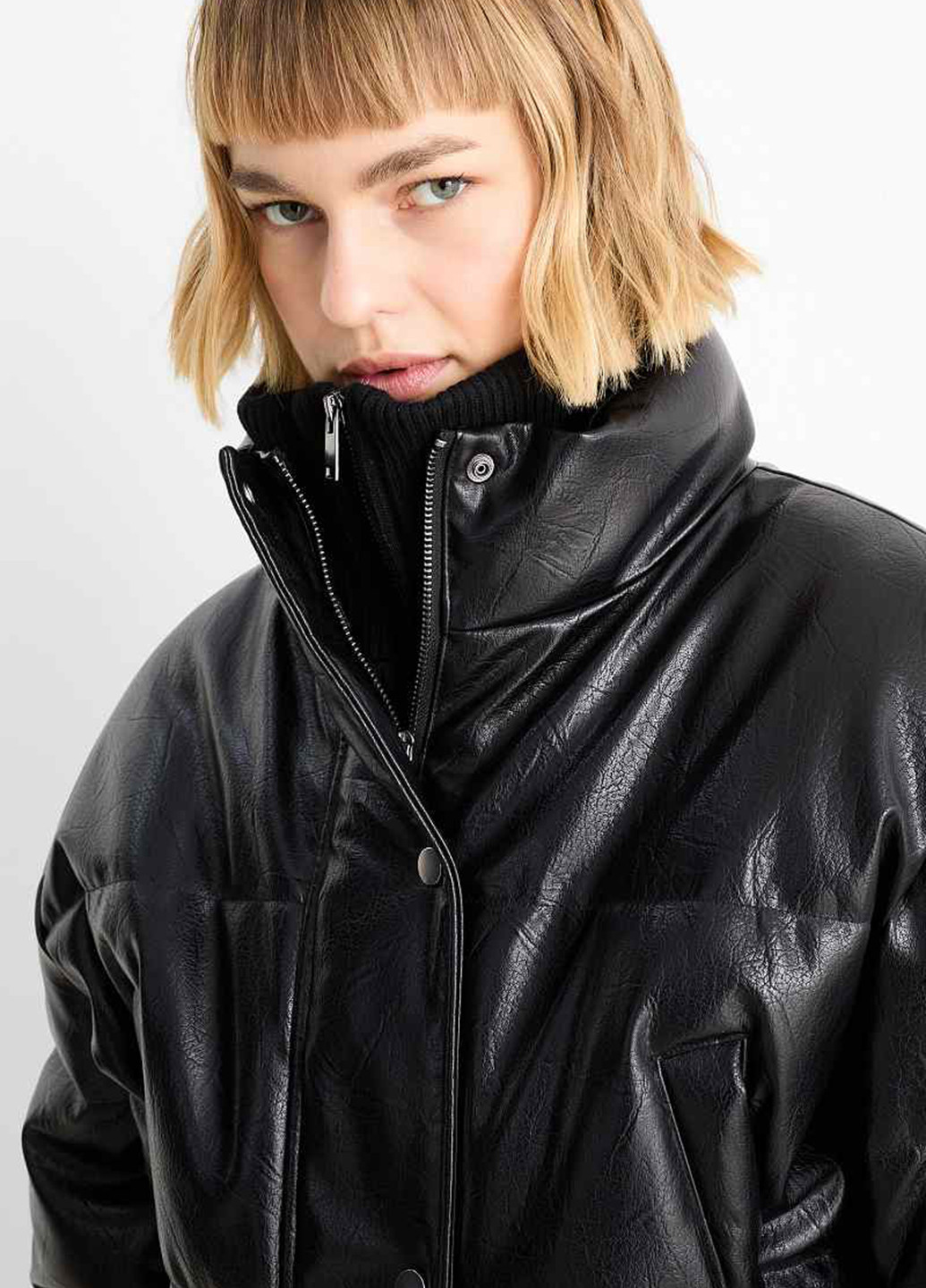 Чорна демісезонна куртка C&A