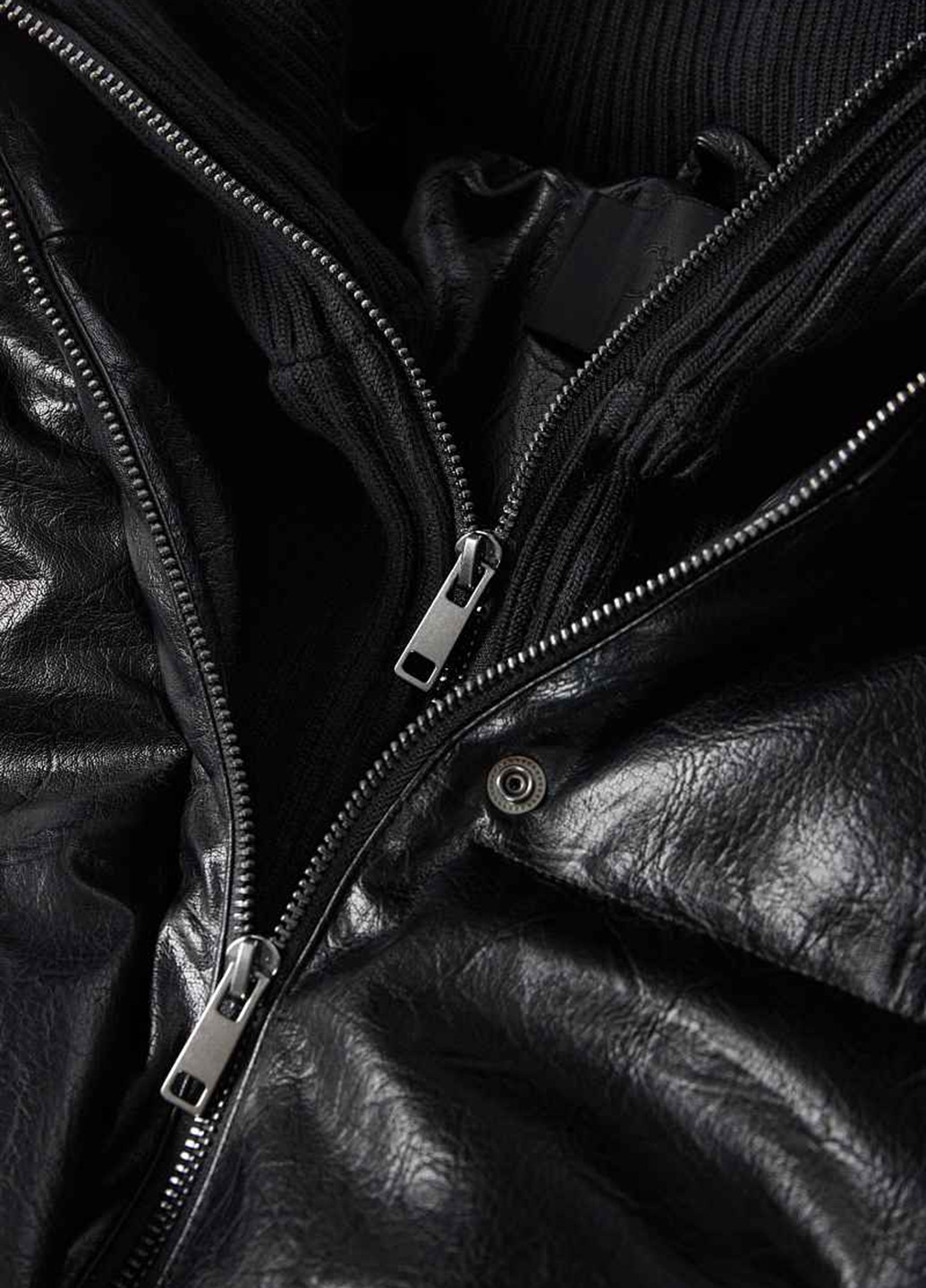 Чорна демісезонна куртка C&A