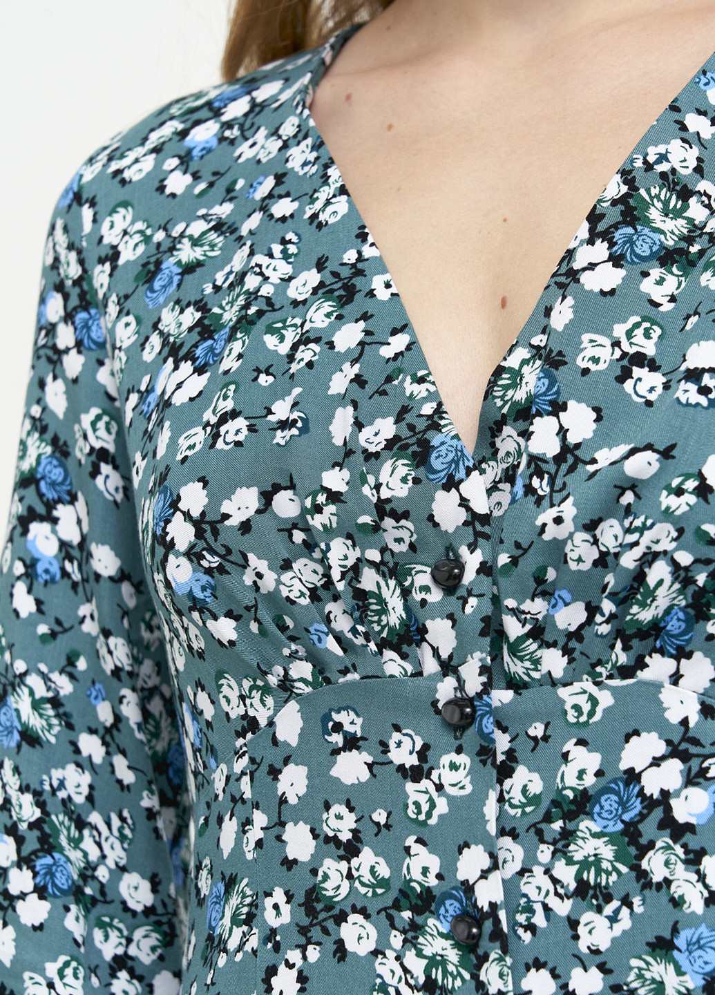 Бирюзовое кэжуал платье короткое с v-вырезом и застежкой вниз клеш KASTA design с цветочным принтом