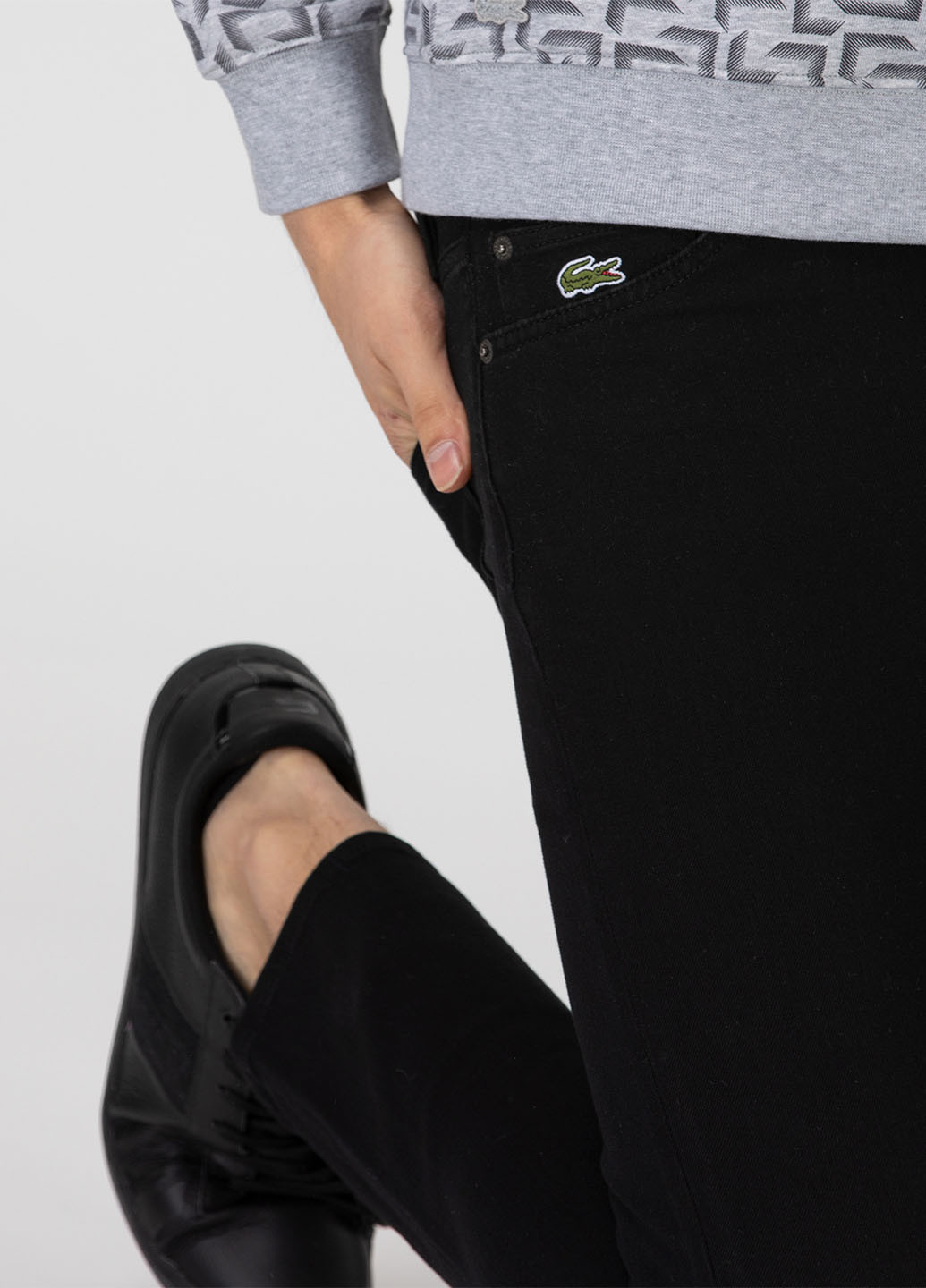 Черные демисезонные прямые джинсы Lacoste