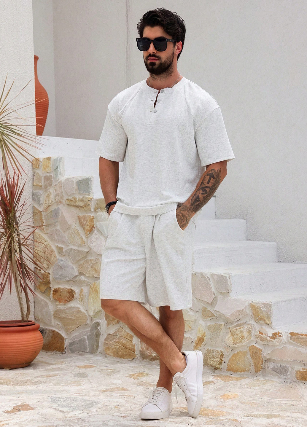 Светло-серый летний костюм (футболка, шорты) с шортами SHEIN